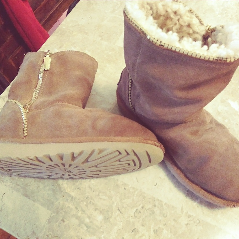 Gentle Worn Girls Uggs